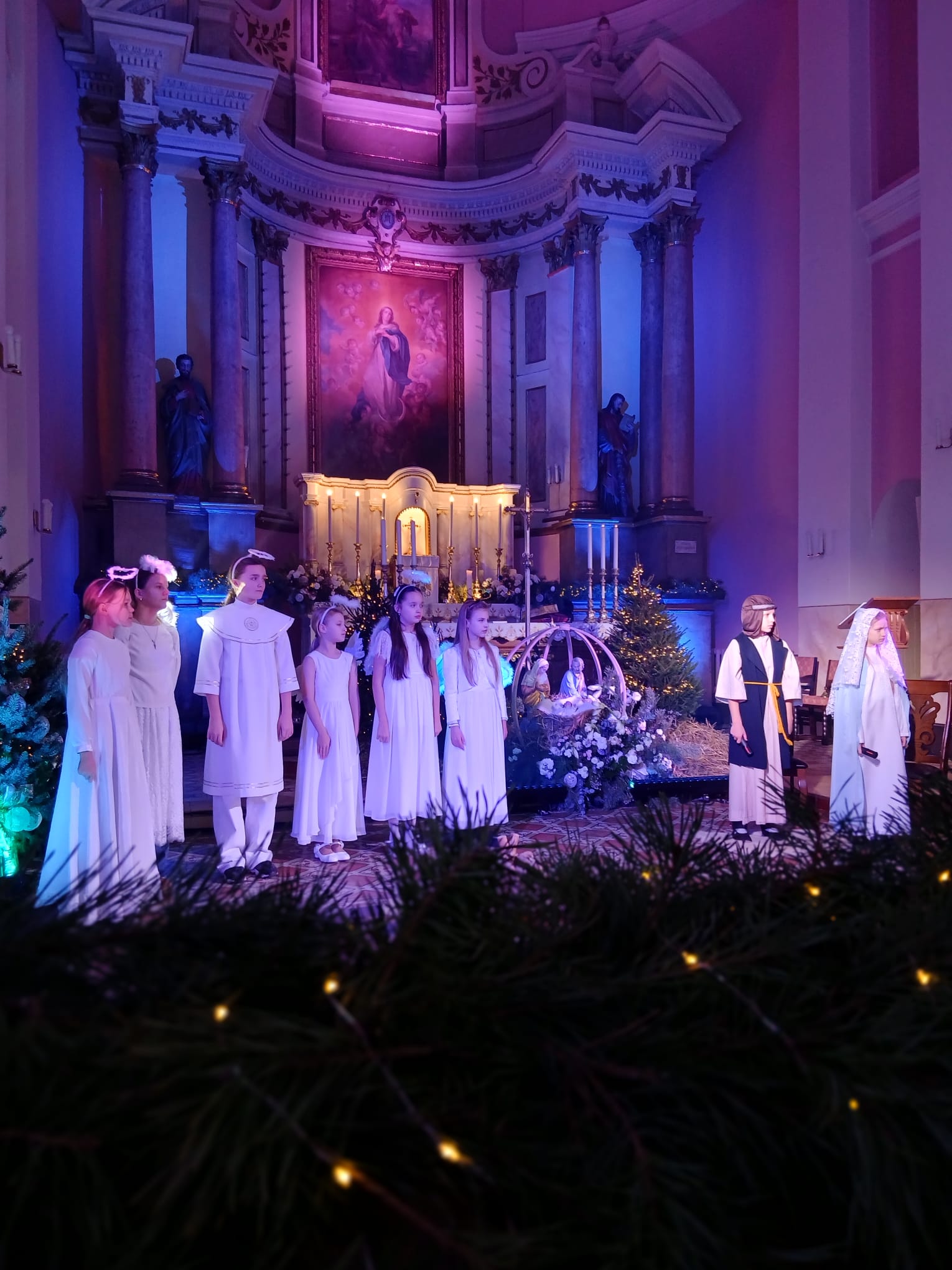 NASI UCZNIOWIE KLAS PIĄTYCH WYSTĄPILI W KOŚCIELE Z "JASEŁKAMI"