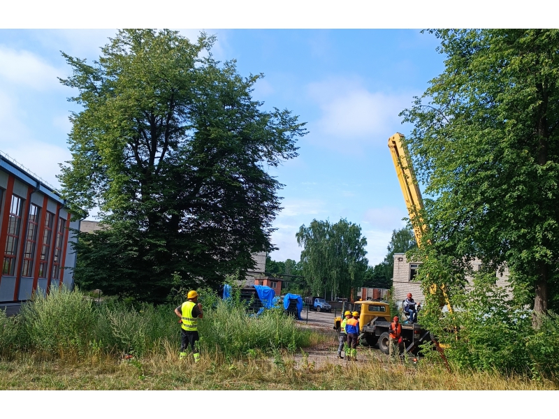 „Budowa wielofunkcyjnego boiska sportowego przy  budynku Państwowego Gimnazjum Polskiego im. J.Pilsudskiego Daugavpils przy ul. Marijas 1C”