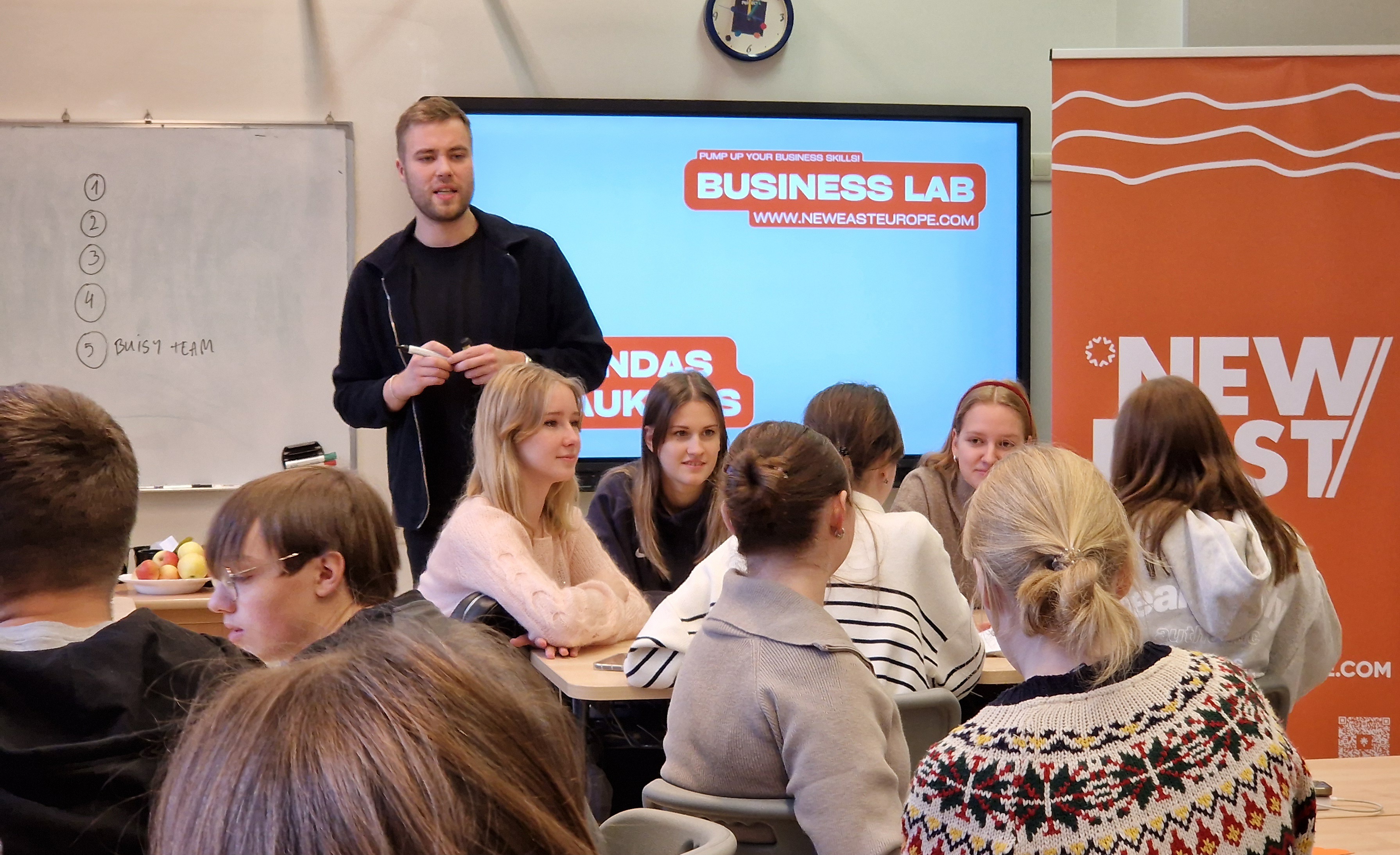 11.KLASE GUVA JAUNĀS PRASMES SPĒLĒJOT BIZNESA SPĒLI