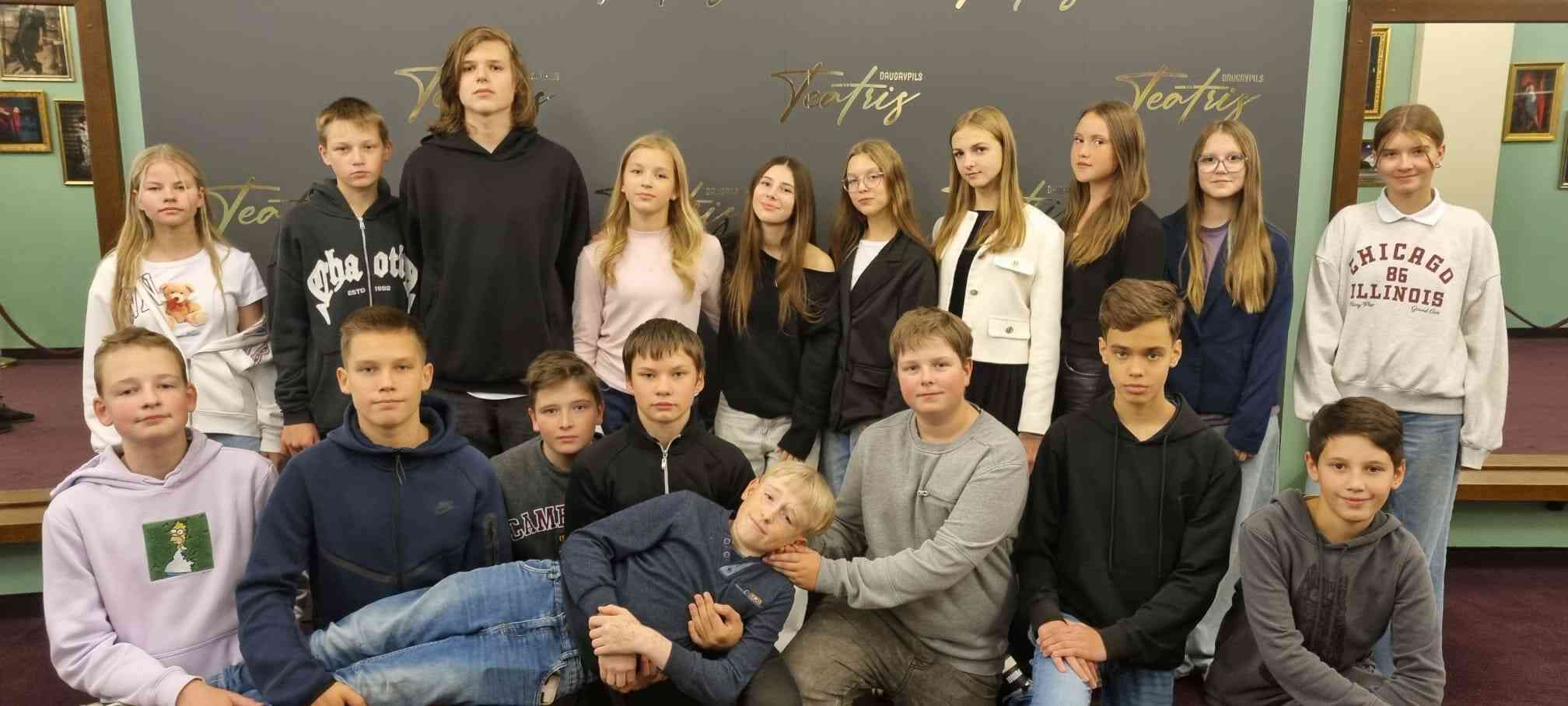 4. UN 7. KLAŠU SKOLĒNI NOVĒRTĒJA TEĀTRA IZRĀDI "SARKANĀS MĀJAS NOSLĒPUMS"