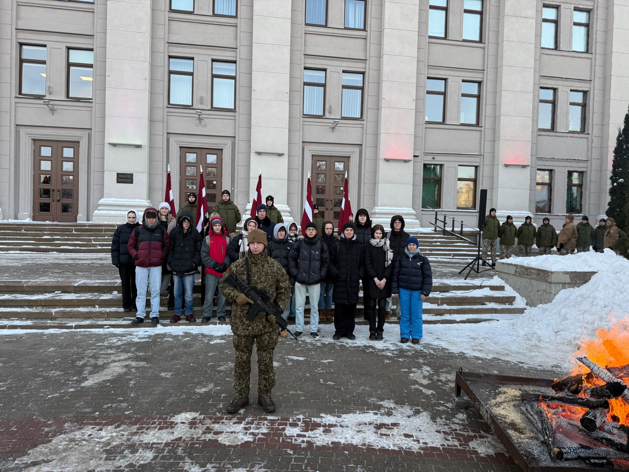 BARIKĀDĒM - 35! 10.KLASE PIEDALĪJĀS PILSĒTAS PASĀKUMĀ.