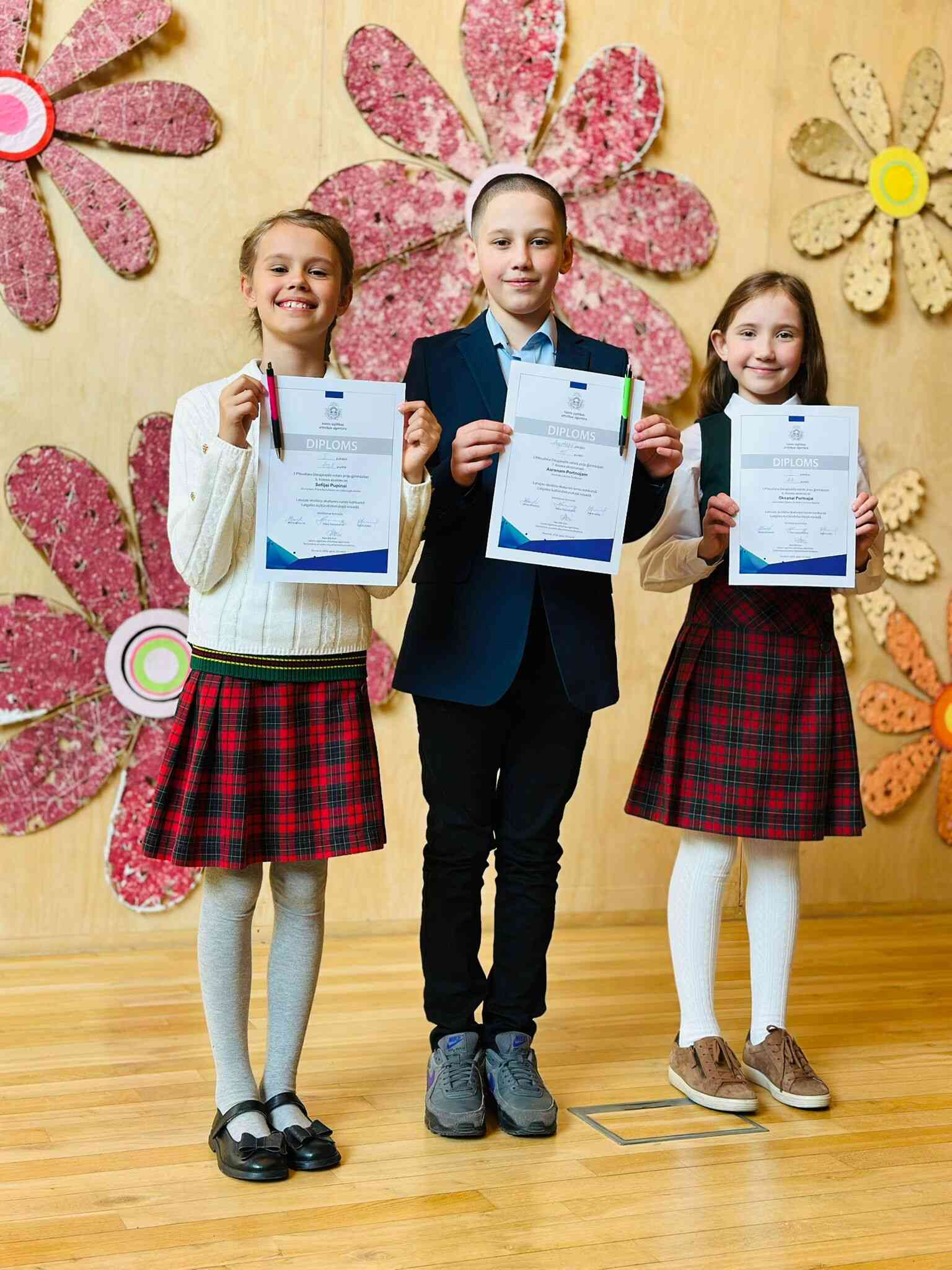 MŪSU SKOLAS TALANTI SPĪD SKATUVES RUNAS KONKURSĀ!