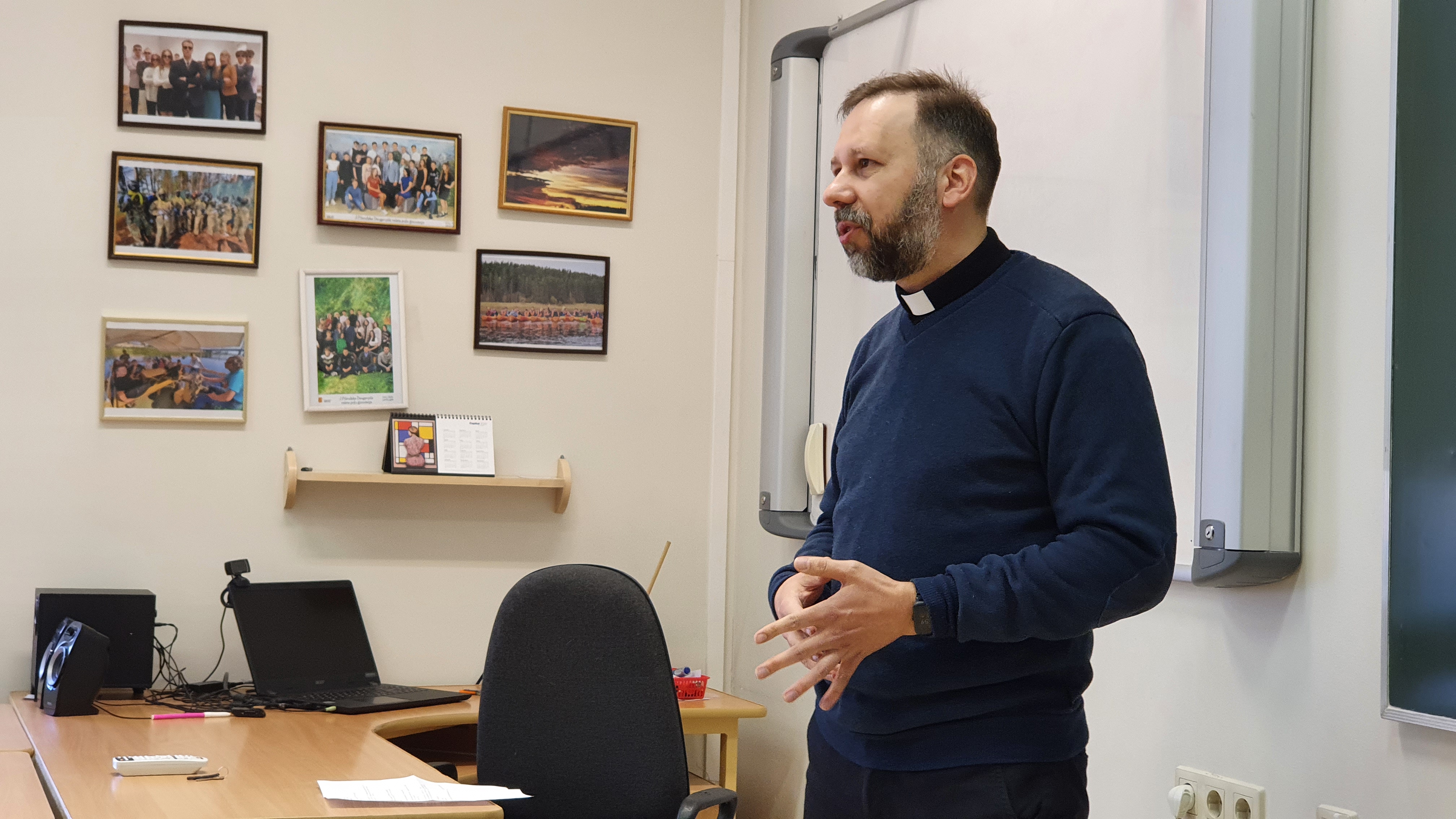 VECĀKO KLAŠU SKOLĒNIEM NOTIKA REKOLEKCIJAS AR PRIESTERIEM