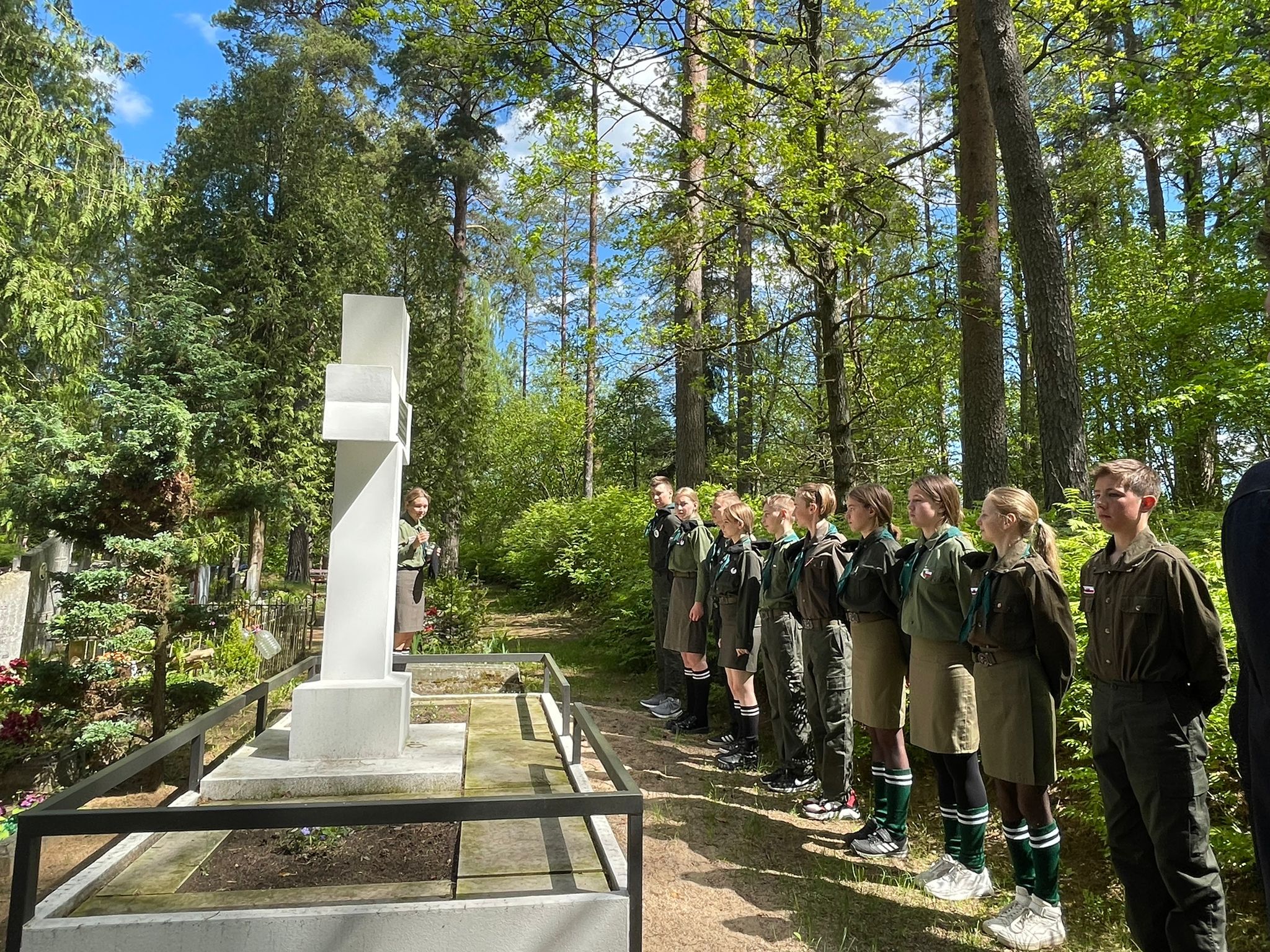 JAUNO SKAUTU IESVĒTĪŠANA UN POĻU KARAVĪRU KAPU SAKĀRTOŠANA