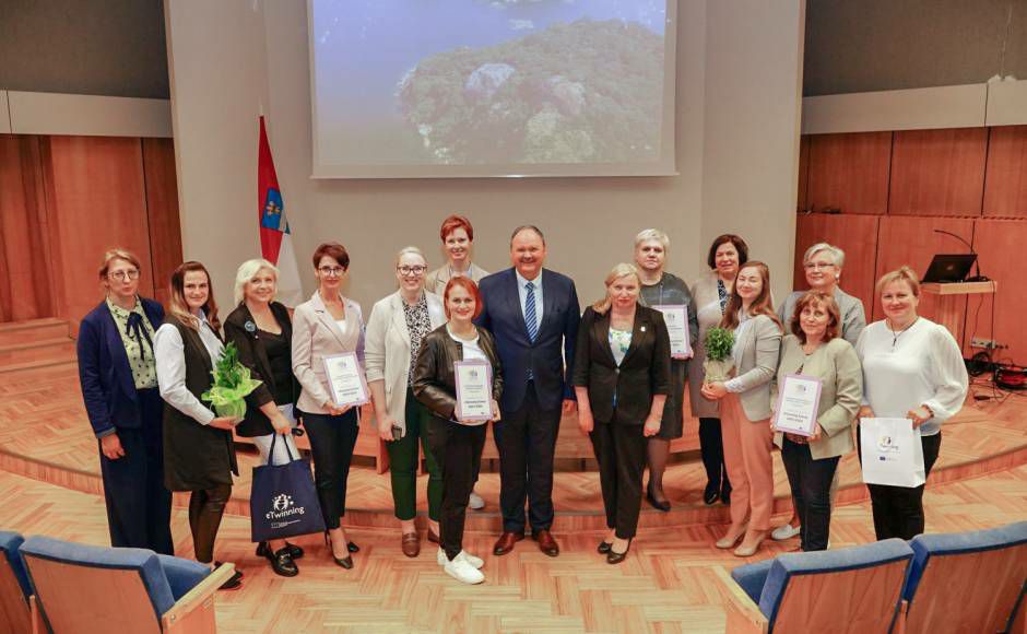 “ETWINNING SKOLA” ATZINĪBAS ZĪMES PASNIEGŠANA DAUGAVPILS PAŠVALDĪBĀ